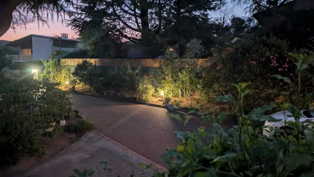 Allée éclairée à la tombée du jour par les luminaires connectés installés à Aix-les-Bains